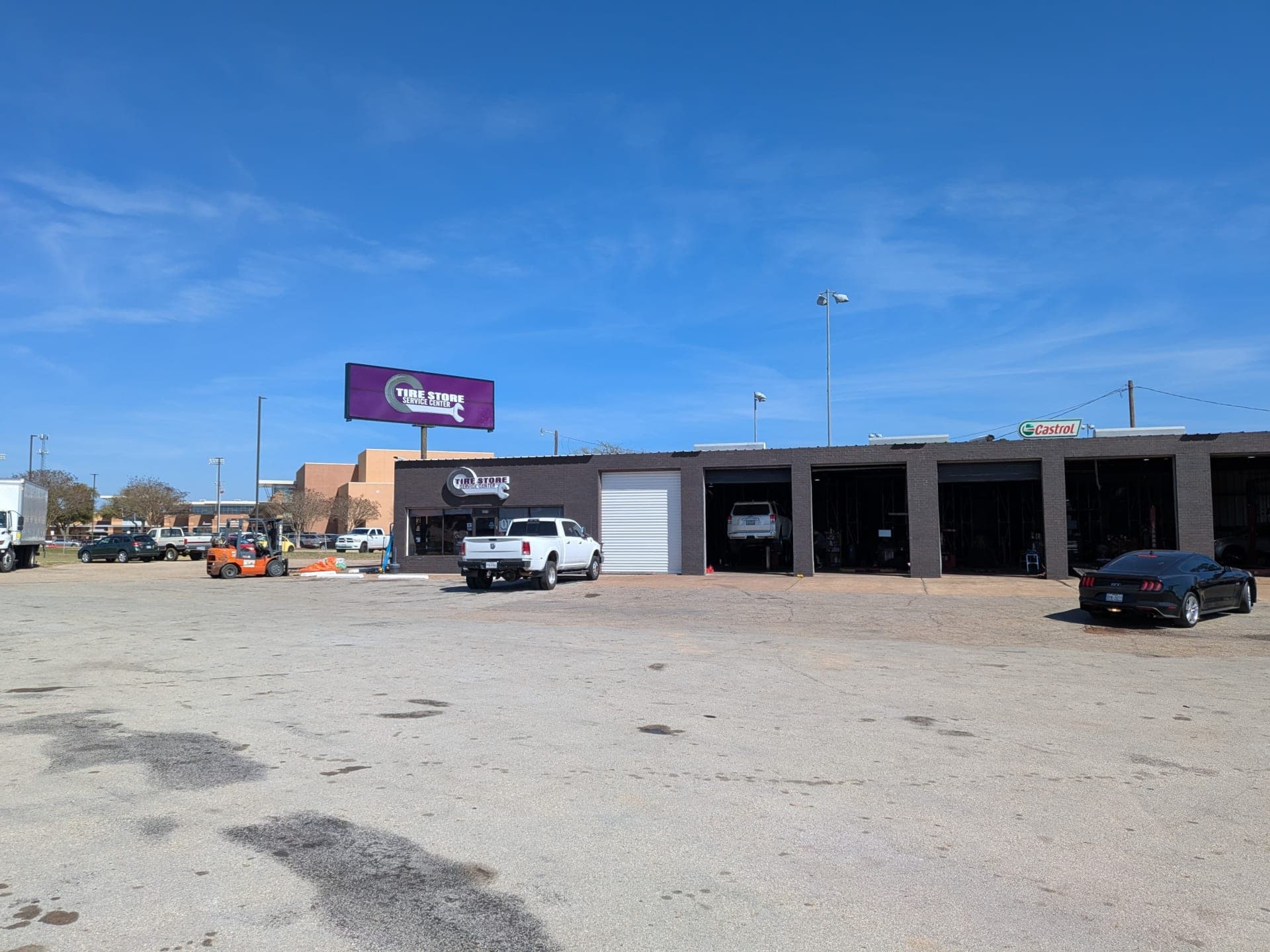 PALESTINE — Tire Store Service Center