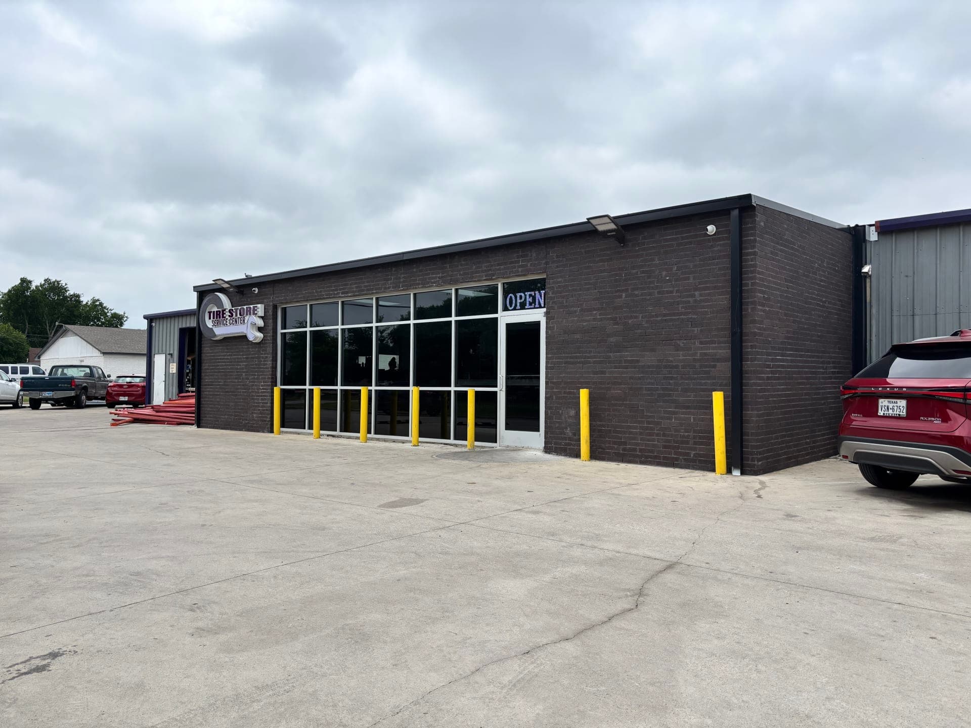 SAGINAW — Tire Store Service Center